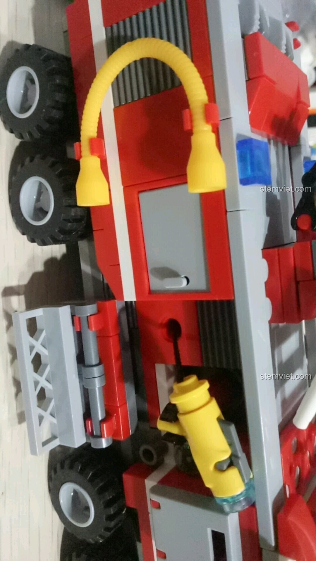 Chi tiết vòi rồng bên thân xe của bộ lắp ghép SEMBO 603034 Xe Cứu Hỏa Đa Năng 27in1 có thể thu gọn.