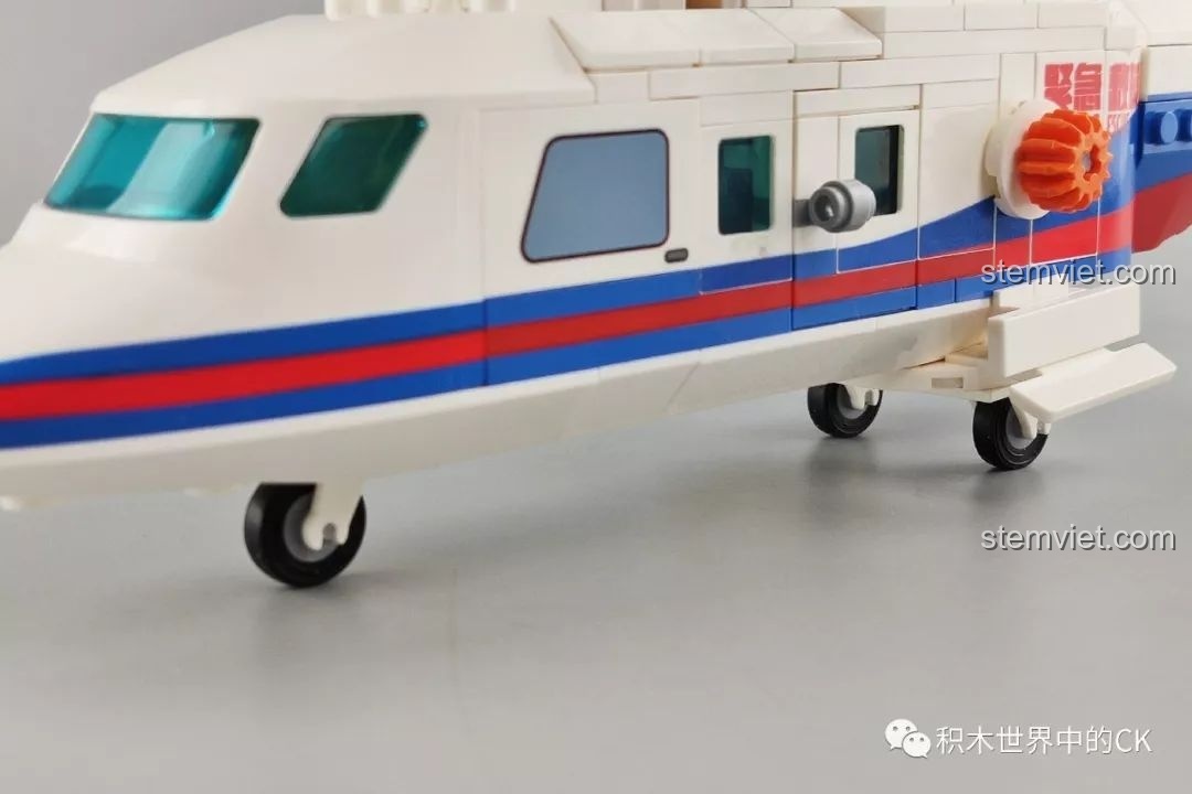 Cận cảnh cánh quạt đuôi của mô hình trực thăng cứu hộ SEMBO 603201 Máy Bay Trực Thăng Cứu Hộ Khẩn Cấp Đông Hải.