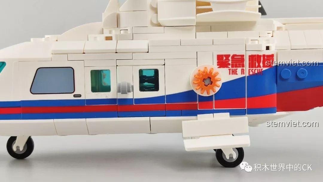 Cận cảnh cơ cấu hoạt động của móc cứu hộ trên mô hình trực thăng SEMBO 603201 Máy Bay Trực Thăng Cứu Hộ Khẩn Cấp Đông Hải.