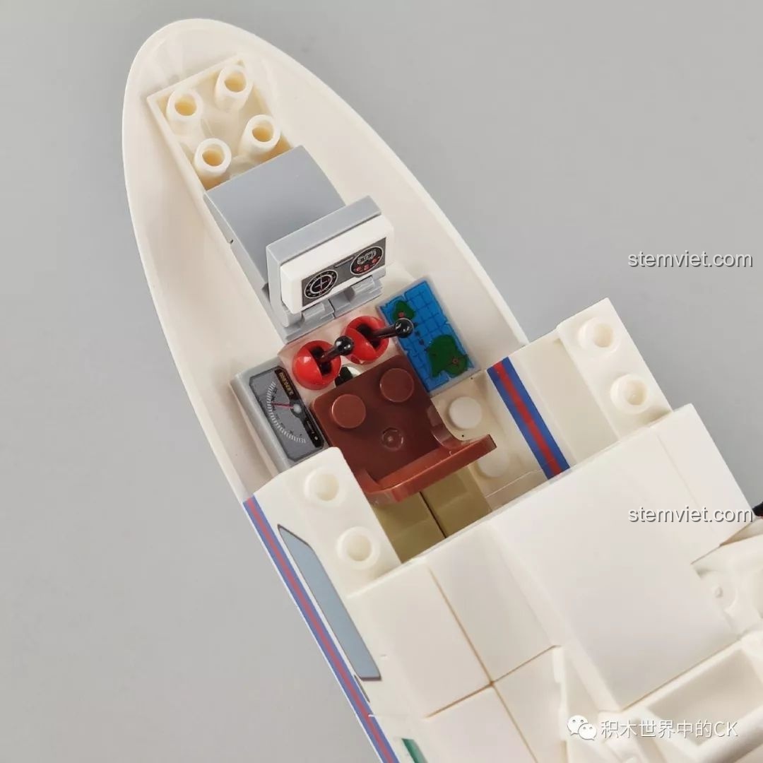 Cận cảnh phần đuôi của mô hình trực thăng cứu hộ SEMBO 603201 Máy Bay Trực Thăng Cứu Hộ Khẩn Cấp Đông Hải.