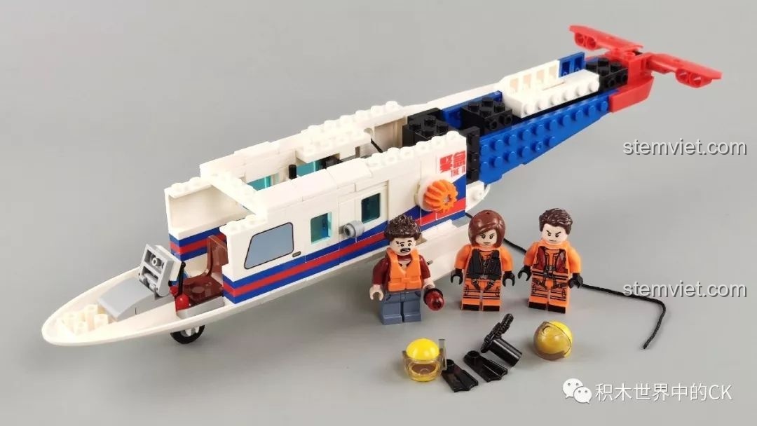 Mô hình trực thăng cứu hộ SEMBO 603201 Máy Bay Trực Thăng Cứu Hộ Khẩn Cấp Đông Hải đang trong quá trình lắp ráp, cùng với các minifigures.