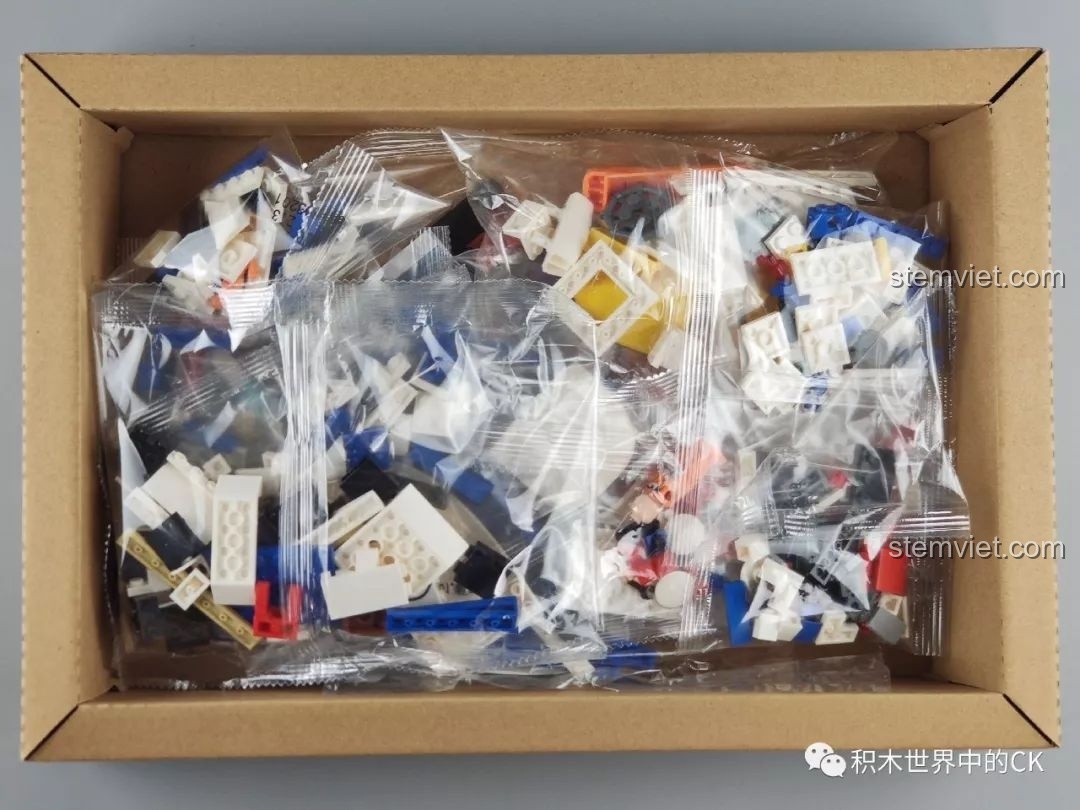 Các túi mảnh ghép được sắp xếp gọn gàng bên trong hộp đồ chơi SEMBO 603201 Máy Bay Trực Thăng Cứu Hộ Khẩn Cấp Đông Hải.