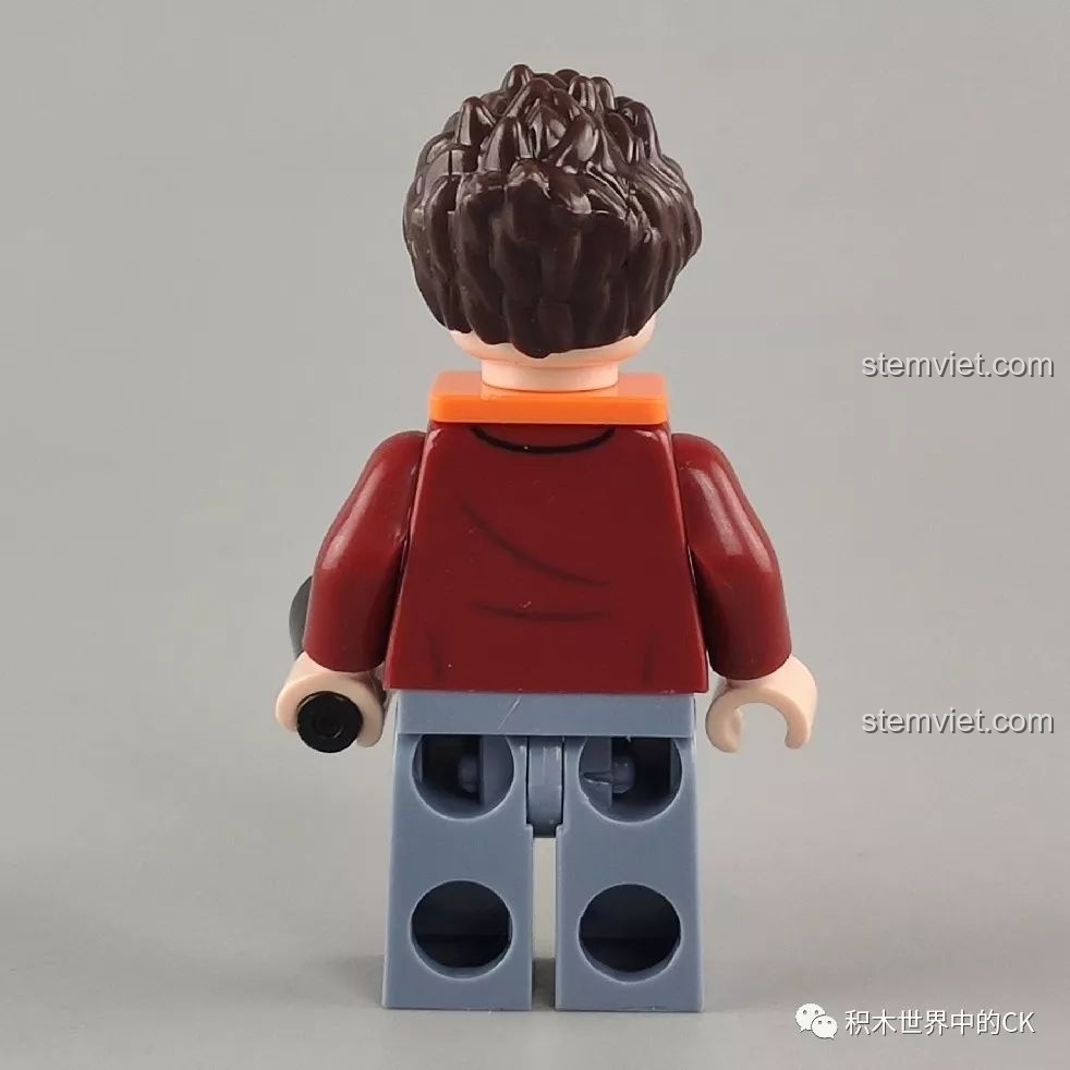 Mặt sau của nhân vật minifigure người bị nạn trong bộ đồ chơi SEMBO 603201 Máy Bay Trực Thăng Cứu Hộ Khẩn Cấp Đông Hải.