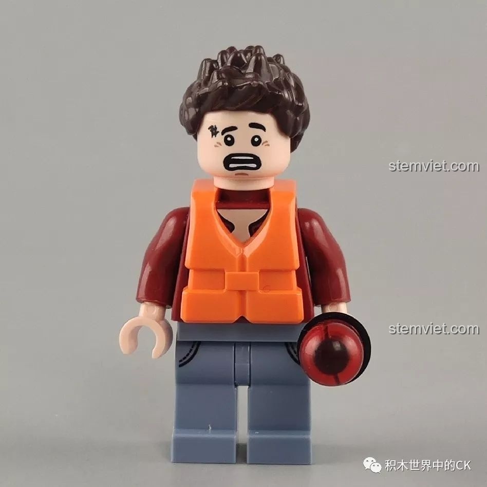 Cận cảnh nhân vật minifigure người bị nạn với áo phao trong bộ đồ chơi SEMBO 603201 Máy Bay Trực Thăng Cứu Hộ Khẩn Cấp Đông Hải.