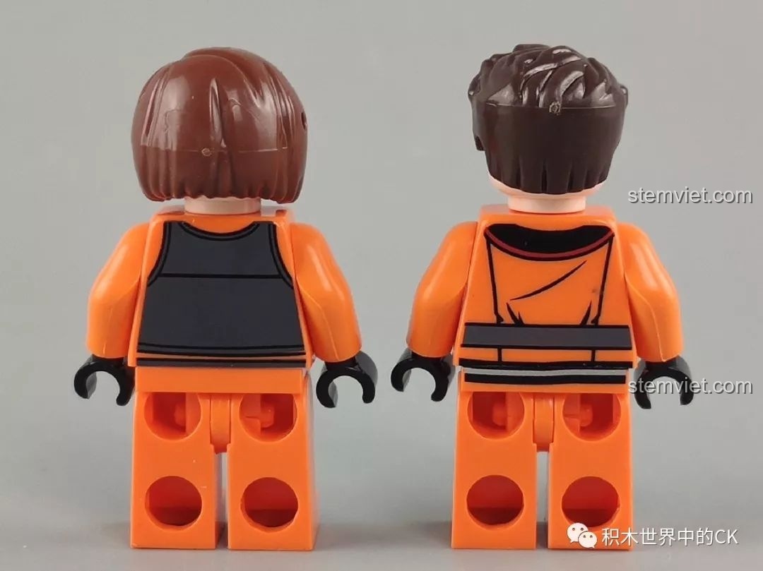 Mặt sau của hai nhân vật minifigures nhân viên cứu hộ và y tá trong bộ đồ chơi SEMBO 603201 Máy Bay Trực Thăng Cứu Hộ Khẩn Cấp Đông Hải.