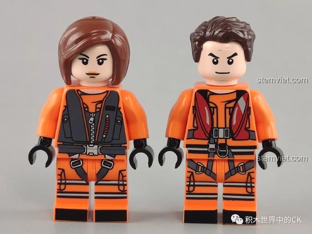 Cận cảnh hai nhân vật minifigures nhân viên cứu hộ và y tá trong bộ đồ chơi SEMBO 603201 Máy Bay Trực Thăng Cứu Hộ Khẩn Cấp Đông Hải.