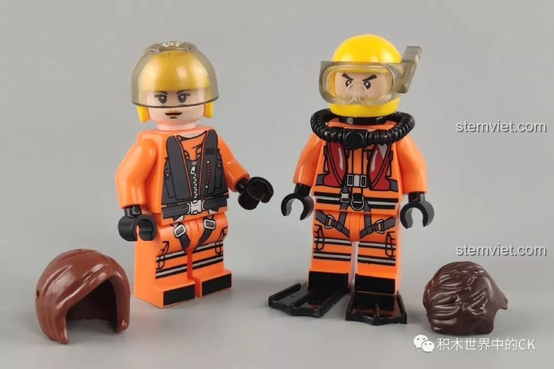Hai nhân vật minifigures cứu hộ với các phụ kiện đi kèm trong bộ đồ chơi SEMBO 603201 Máy Bay Trực Thăng Cứu Hộ Khẩn Cấp Đông Hải.