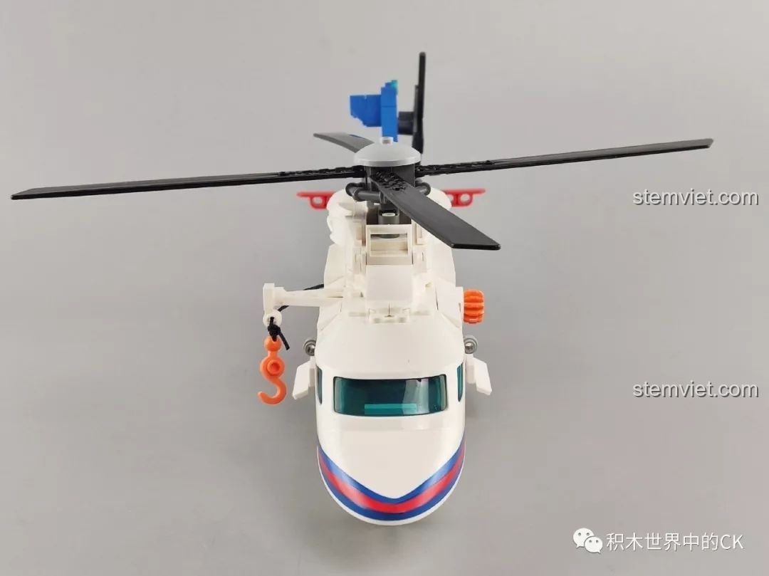 Mô hình trực thăng cứu hộ SEMBO 603201 Máy Bay Trực Thăng Cứu Hộ Khẩn Cấp Đông Hải đã hoàn thành, nhìn từ góc nghiêng phải.