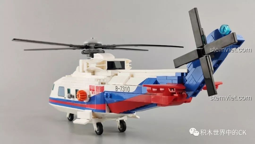 Mô hình trực thăng cứu hộ SEMBO 603201 Máy Bay Trực Thăng Cứu Hộ Khẩn Cấp Đông Hải đã hoàn thành, nhìn từ phía sau.