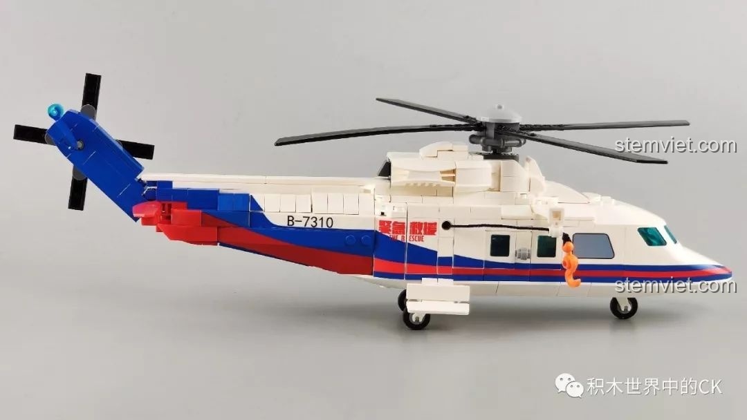 Mô hình trực thăng cứu hộ SEMBO 603201 Máy Bay Trực Thăng Cứu Hộ Khẩn Cấp Đông Hải đã hoàn thành, nhìn từ trên cao.