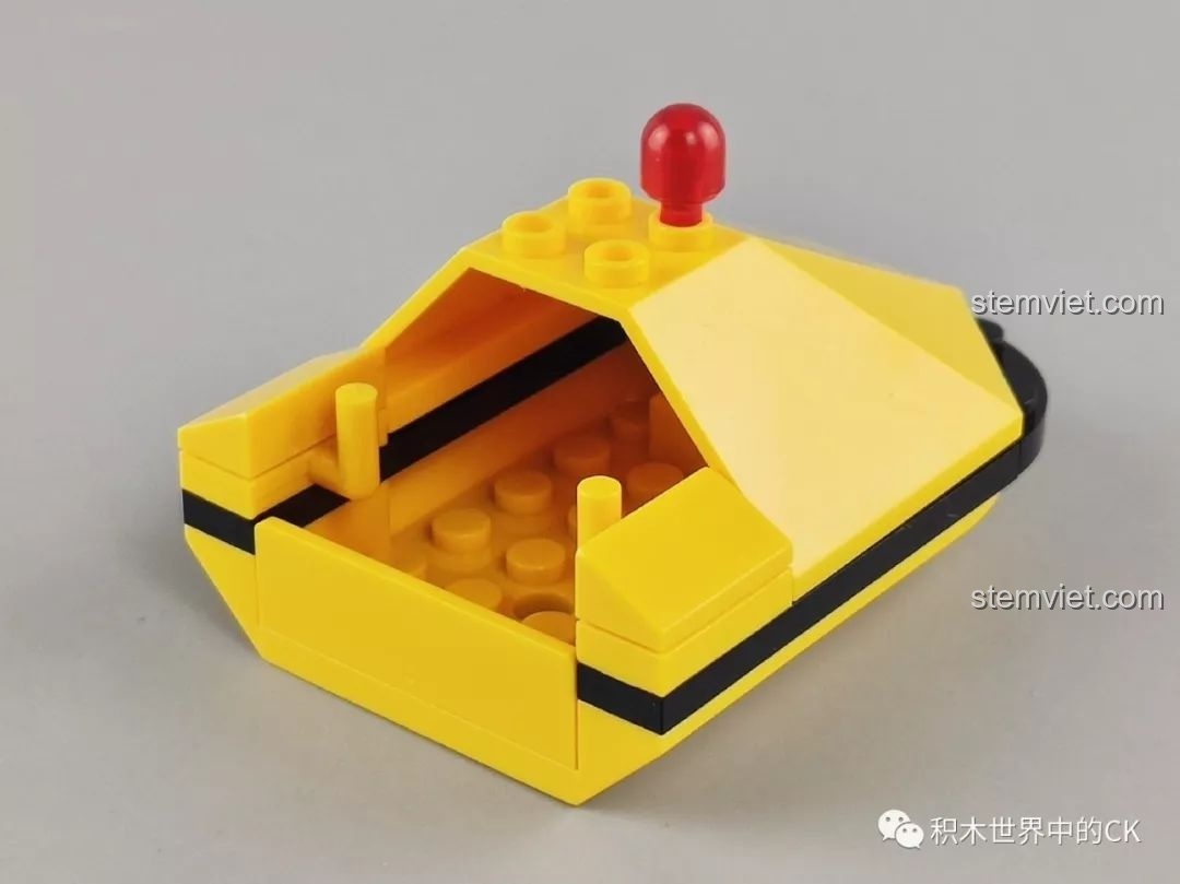 Mô hình trực thăng cứu hộ SEMBO 603201 Máy Bay Trực Thăng Cứu Hộ Khẩn Cấp Đông Hải đã hoàn thành, nhìn từ phía trước.