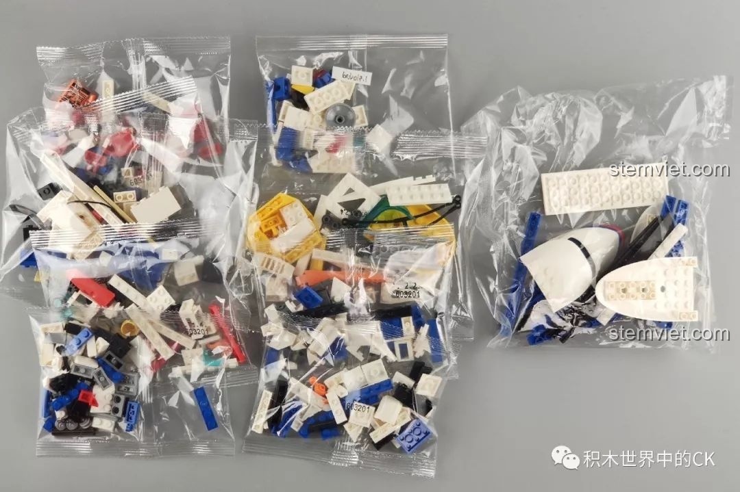 Các túi mảnh ghép riêng biệt của bộ đồ chơi SEMBO 603201 Máy Bay Trực Thăng Cứu Hộ Khẩn Cấp Đông Hải, sẵn sàng để lắp ráp.