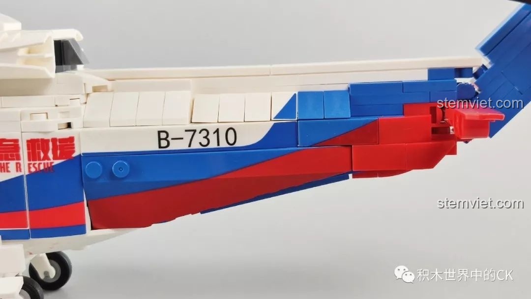 Mô hình trực thăng cứu hộ SEMBO 603201 Máy Bay Trực Thăng Cứu Hộ Khẩn Cấp Đông Hải đặt cạnh mô hình tàu cứu hộ khác, tạo cảnh quan hoàn chỉnh.