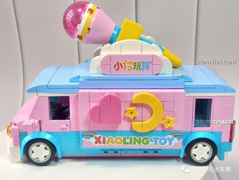 Cận cảnh minifigure tóc xanh dương trong bộ đồ chơi SEMBO.