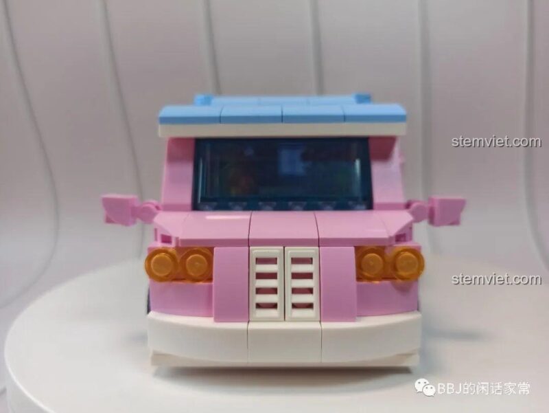 Một minifigure với mái tóc màu xanh dương, có thể là một biến thể hoặc từ bộ khác.