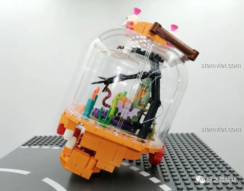 Góc nhìn nghiêng của đồ chơi lắp ráp Đèn Lồng Bí Ngô Ma Quái Sembo 605021, thể hiện cấu trúc và các chi tiết trang trí.