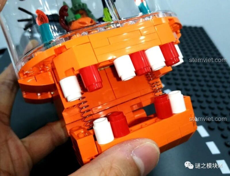 Chi tiết hàm răng đóng mở của đồ chơi lắp ráp Đèn Lồng Bí Ngô Ma Quái Sembo 605021, tạo hiệu ứng sống động.