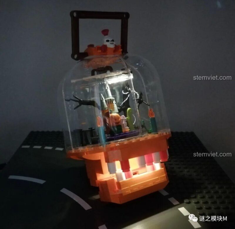 Hiệu ứng đèn LED phát sáng trong bóng tối của bộ xếp hình Mô Hình Đèn Lồng Halloween Sembo 605021, tạo không khí ma quái huyền bí.