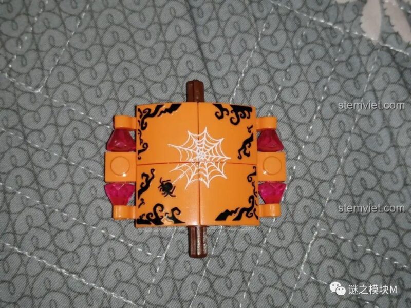 Chi tiết mảnh in hình mạng nhện và nhện trên bộ xếp hình Mô Hình Đèn Lồng Halloween Sembo 605021, tăng thêm vẻ ma quái.