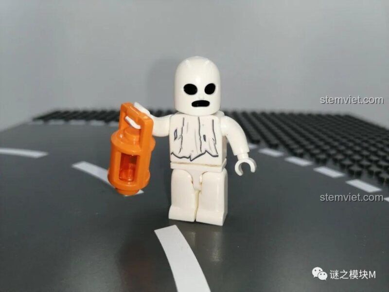 Minifigure Ma Thổi Đèn trong đồ chơi mô hình Đèn Lồng Bí Ngô Halloween Sembo 605021, cầm đèn lồng nhỏ, tạo không khí huyền bí.