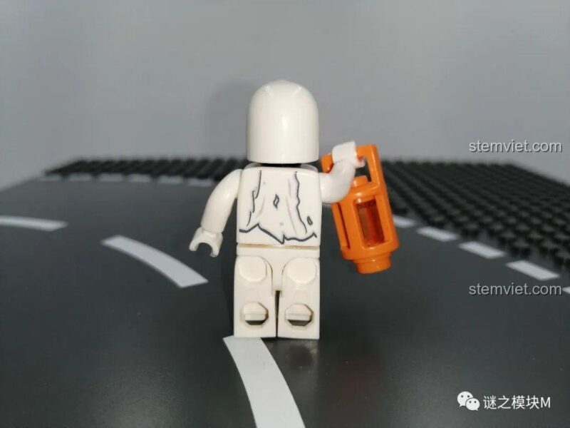 Mặt sau minifigure Ma Thổi Đèn của bộ lắp ghép Đèn Lồng Halloween Sembo 605021, chi tiết trang phục độc đáo.