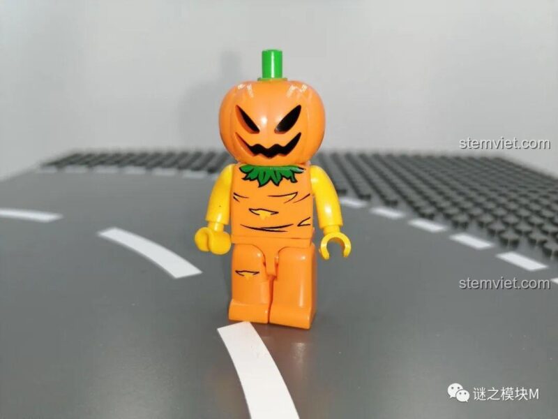 Minifigure Người Bí Ngô với khuôn mặt đáng sợ trong đồ chơi mô hình Đèn Lồng Bí Ngô Halloween Sembo 605021, biểu tượng của Halloween.