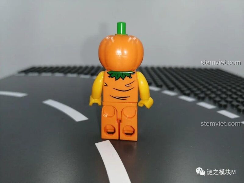 Mặt sau minifigure Người Bí Ngô của bộ lắp ghép Đèn Lồng Halloween Sembo 605021, chi tiết trang phục bí ngô.