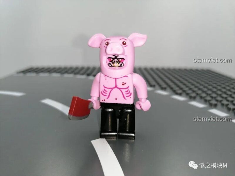Minifigure Người Đầu Heo với rìu trong đồ chơi lắp ráp Đèn Lồng Bí Ngô Ma Quái Sembo 605021, tạo hình kinh dị vui nhộn.