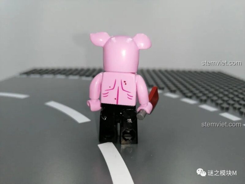 Mặt sau minifigure Người Đầu Heo của bộ xếp hình Mô Hình Đèn Lồng Halloween Sembo 605021, thể hiện chi tiết cơ thể.
