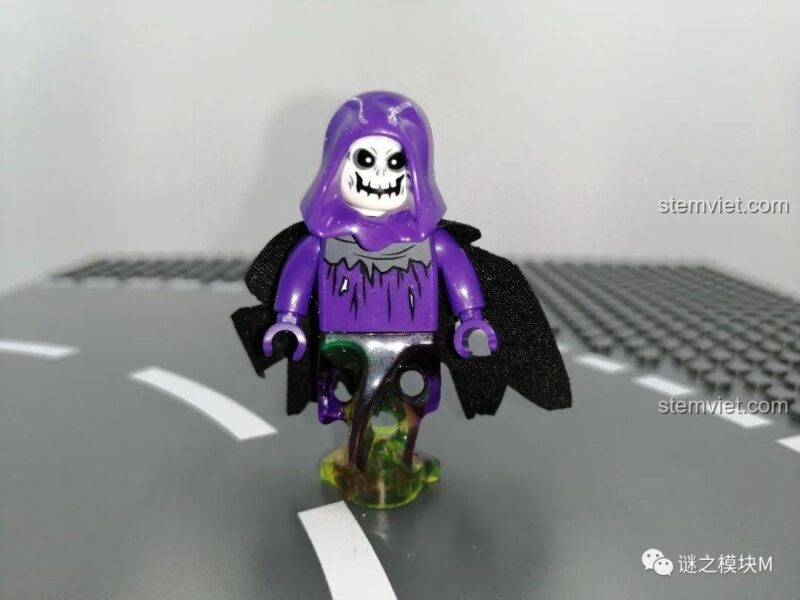 Minifigure Pháp Sư Tử Thần với áo choàng tím và hiệu ứng chân ma quái trong đồ chơi lắp ráp Đèn Lồng Bí Ngô Ma Quái Sembo 605021.