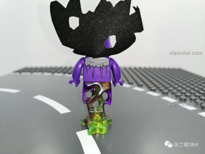 Mặt sau minifigure Pháp Sư Tử Thần của bộ xếp hình Mô Hình Đèn Lồng Halloween Sembo 605021, áo choàng và chi tiết đáng sợ.
