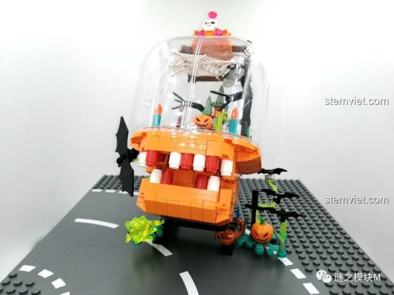 Mô hình Đèn Lồng Halloween Ma Quái Sembo 605021 hoàn chỉnh, với hàm răng đóng mở và các chi tiết trang trí Halloween.
