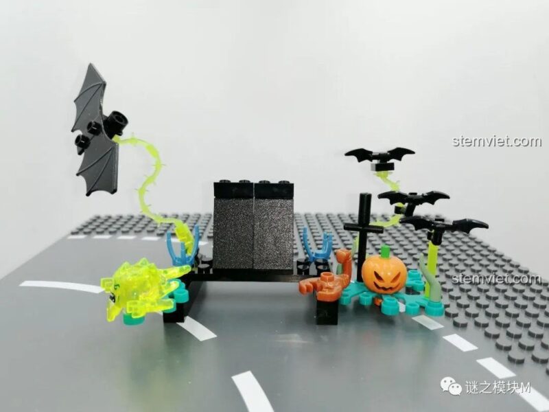 Phần đế của đồ chơi mô hình Đèn Lồng Bí Ngô Halloween Sembo 605021, có thể tách rời để tạo cảnh quan riêng biệt với dơi và bí ngô.