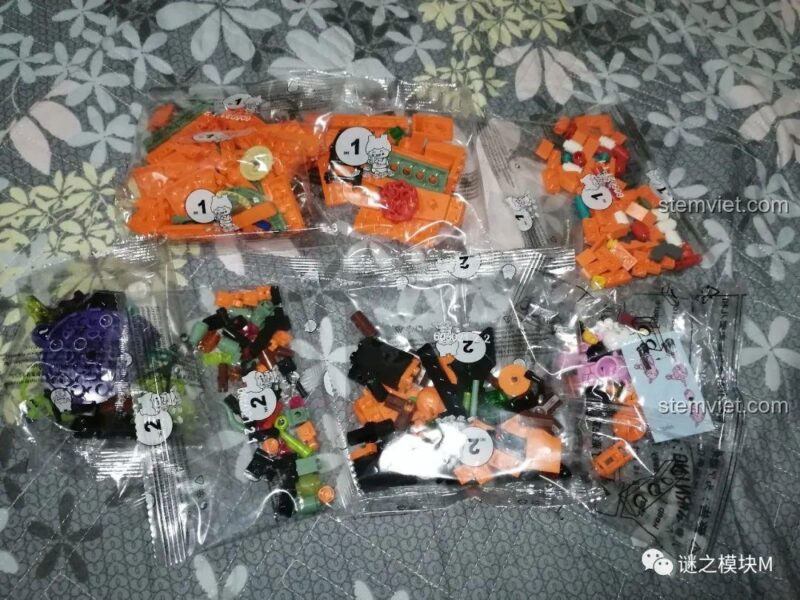 Các túi mảnh ghép của đồ chơi mô hình Đèn Lồng Bí Ngô Halloween Sembo 605021, được phân loại rõ ràng, đảm bảo chất lượng cao.