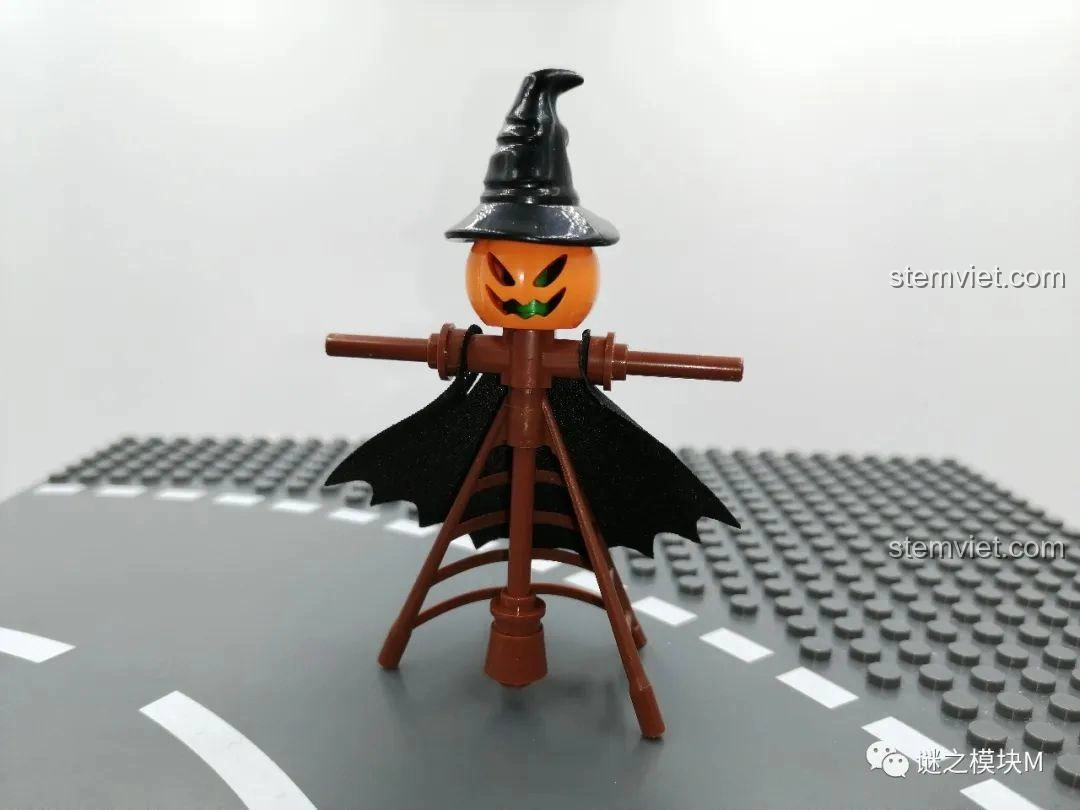 Minifigure Bù Nhìn Bí Ngô trong bộ lắp ráp SEMBO 605022 Công Viên Xe Lửa Ma Quái Halloween, với nón phù thủy.