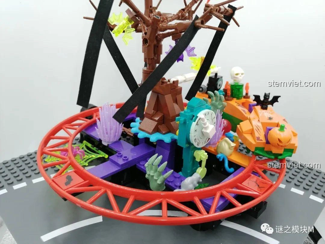 Cận cảnh chi tiết phần trung tâm của công viên xe lửa ma quái SEMBO 605022, với các vật trang trí và cơ chế.