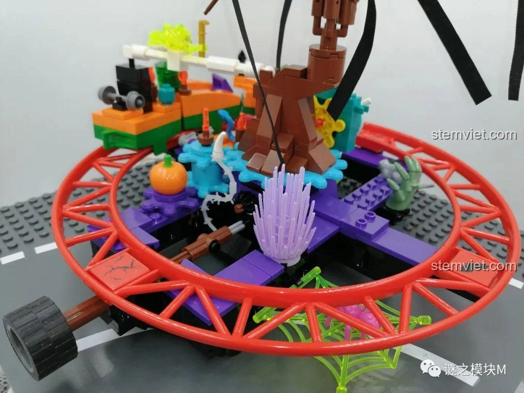 Góc nhìn cận cảnh khác của bộ lắp ráp SEMBO 605022 Công Viên Xe Lửa Ma Quái Halloween, thể hiện chi tiết.