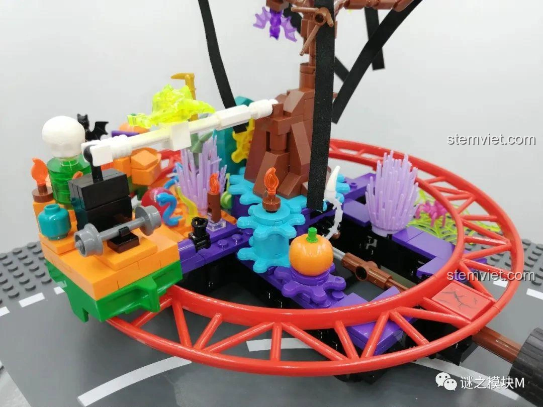 Cận cảnh đường ray và các vật trang trí nhỏ của bộ đồ chơi xây dựng SEMBO 605022 Halloween.