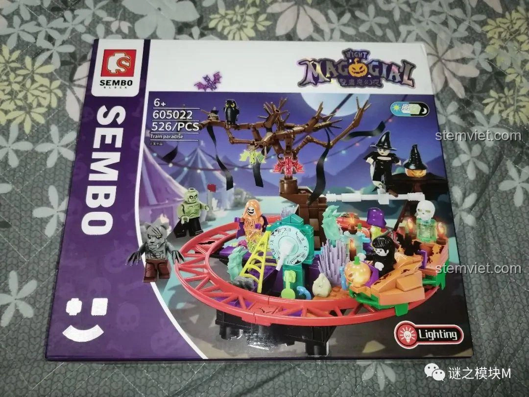Hộp đồ chơi lắp ráp SEMBO 605022 Công Viên Xe Lửa Ma Quái Halloween với hình ảnh công viên ma quái và các nhân vật.