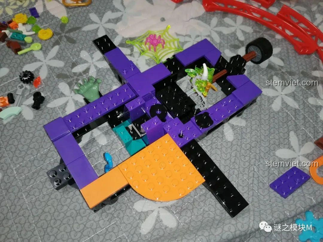 Quá trình lắp ráp phần đế của bộ đồ chơi xây dựng SEMBO 605022 Công Viên Xe Lửa Ma Quái Halloween.