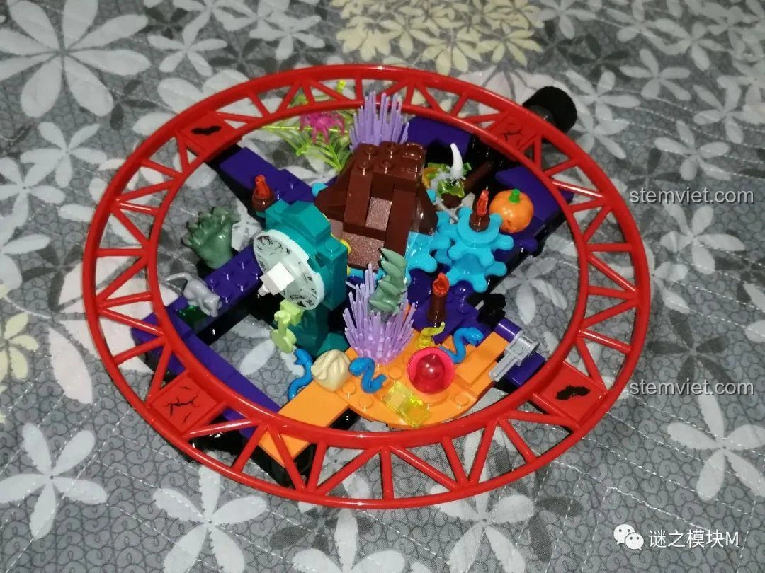 Phần đế và đường ray xe lửa đang được lắp ráp của bộ đồ chơi xếp hình SEMBO 605022 Công Viên Xe Lửa Ma Quái Halloween.