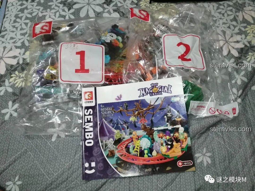 Các túi mảnh ghép được đánh số và sách hướng dẫn của bộ lắp ráp SEMBO 605022 Công Viên Xe Lửa Ma Quái Halloween.