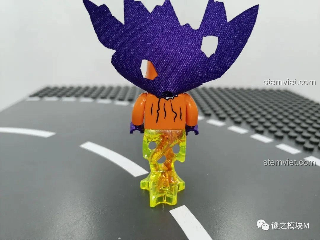 Mặt sau của minifigure Ma Cam, thể hiện chi tiết áo choàng và phần chân trong suốt của bộ SEMBO 605022.