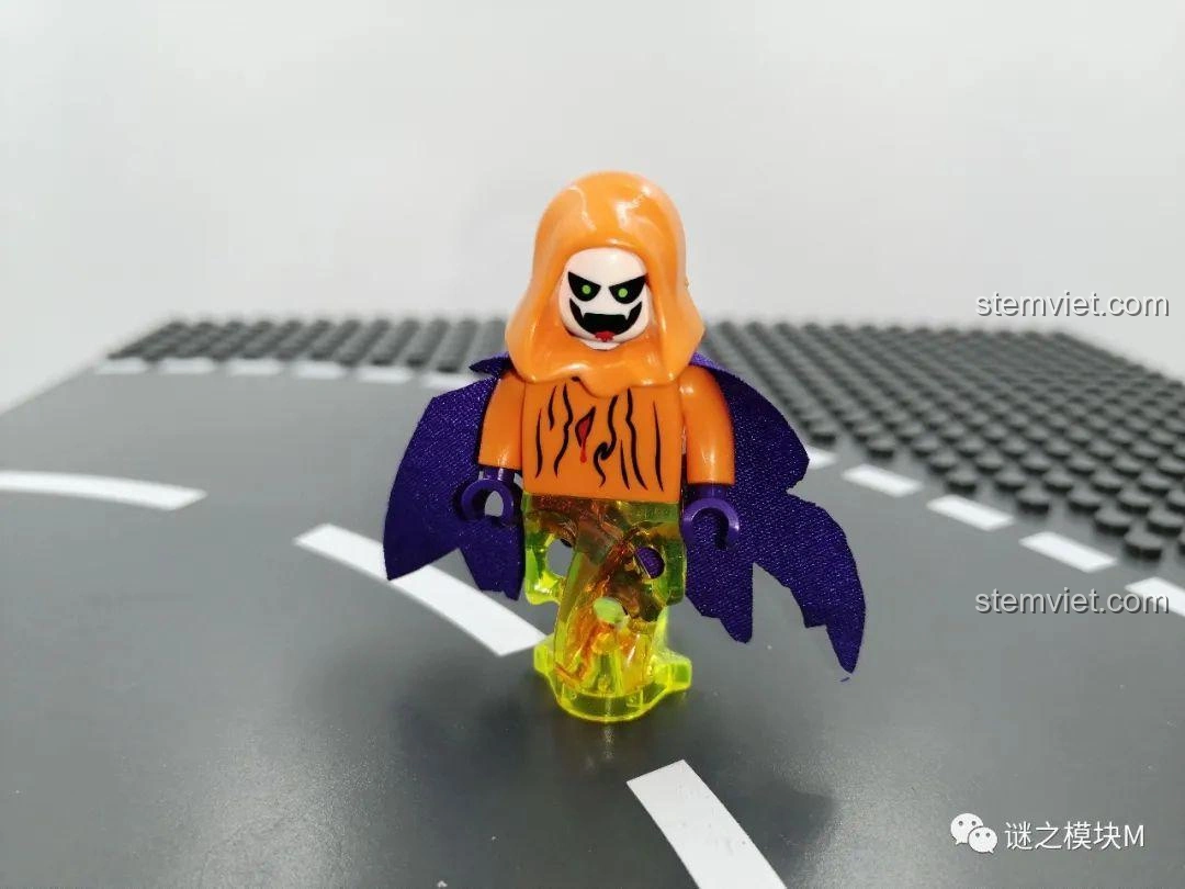 Minifigure Ma Cam trong bộ lắp ráp SEMBO 605022 Công Viên Xe Lửa Ma Quái Halloween, với áo choàng tím và chân phát sáng.