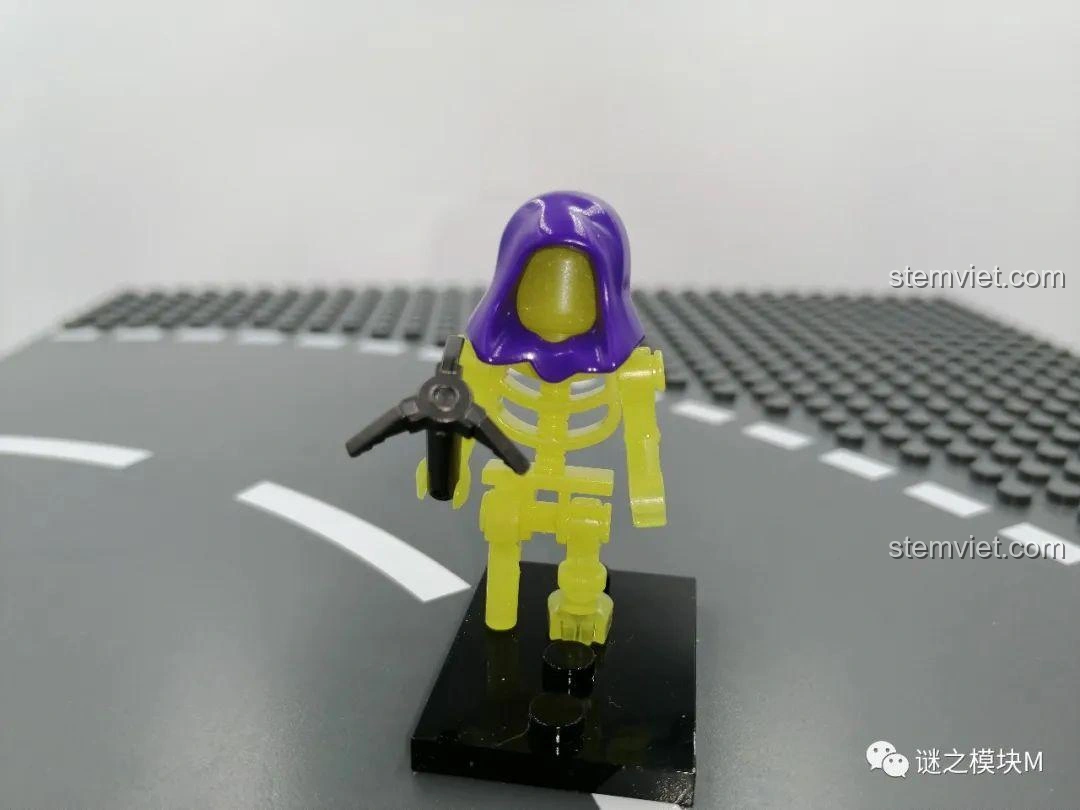 Minifigure Ma Phát Sáng trong bộ lắp ráp SEMBO 605022 Công Viên Xe Lửa Ma Quái Halloween, với thiết kế phát sáng.