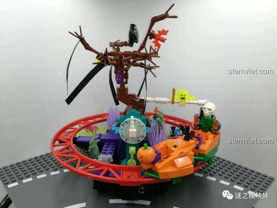 Mô hình hoàn chỉnh của bộ lắp ráp SEMBO 605022 Công Viên Xe Lửa Ma Quái Halloween, với cây khô và đường ray.