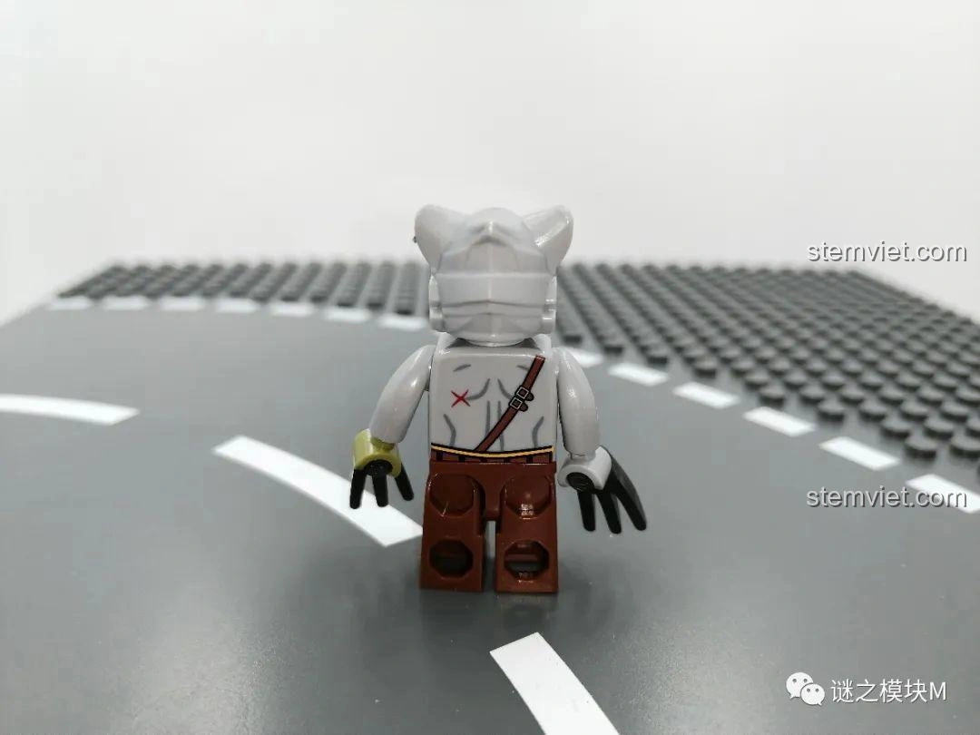 Mặt sau của minifigure Người Sói có mặt nạ, thể hiện chi tiết trang phục và mặt nạ của bộ SEMBO 605022.