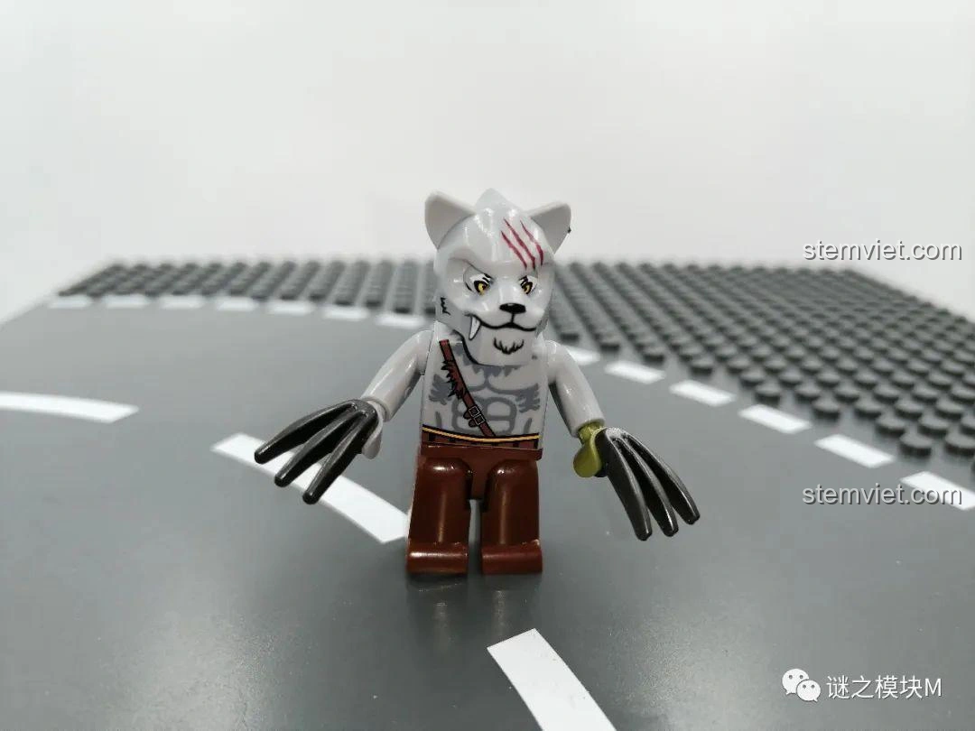 Minifigure Người Sói trong bộ lắp ráp SEMBO 605022 Công Viên Xe Lửa Ma Quái Halloween, với móng vuốt và vết sẹo.