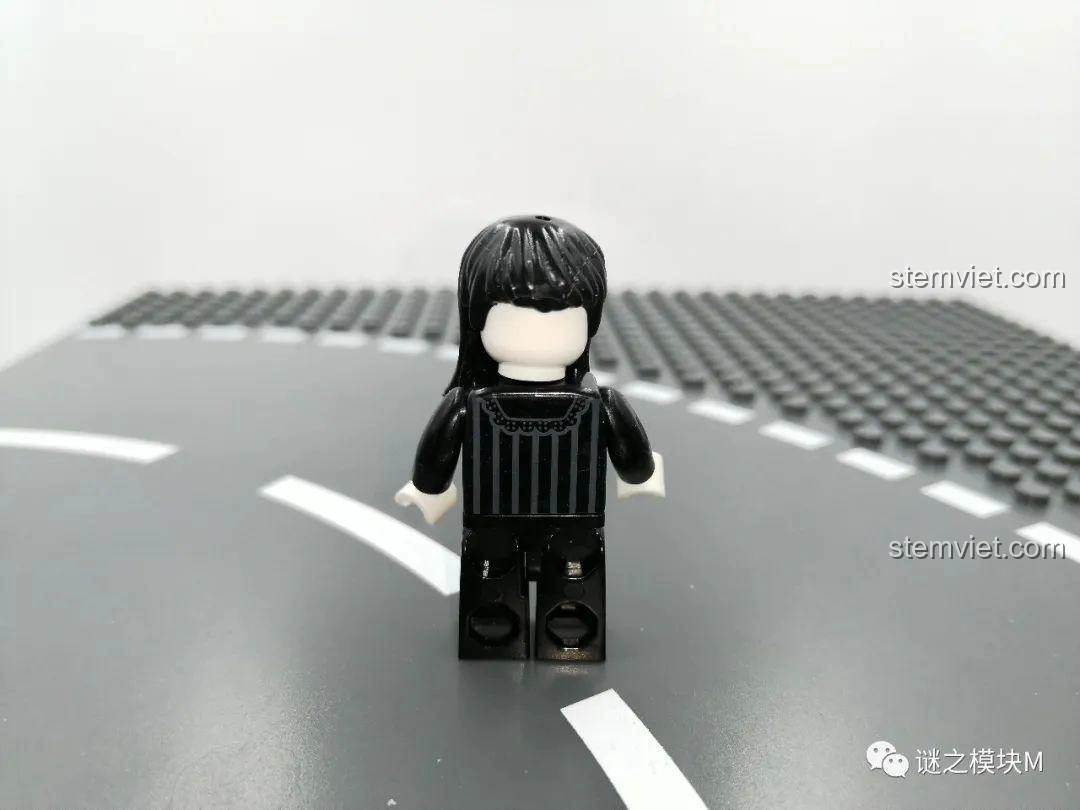 Mặt sau của minifigure Nữ Ma, thể hiện chi tiết trang phục và mái tóc của bộ SEMBO 605022.