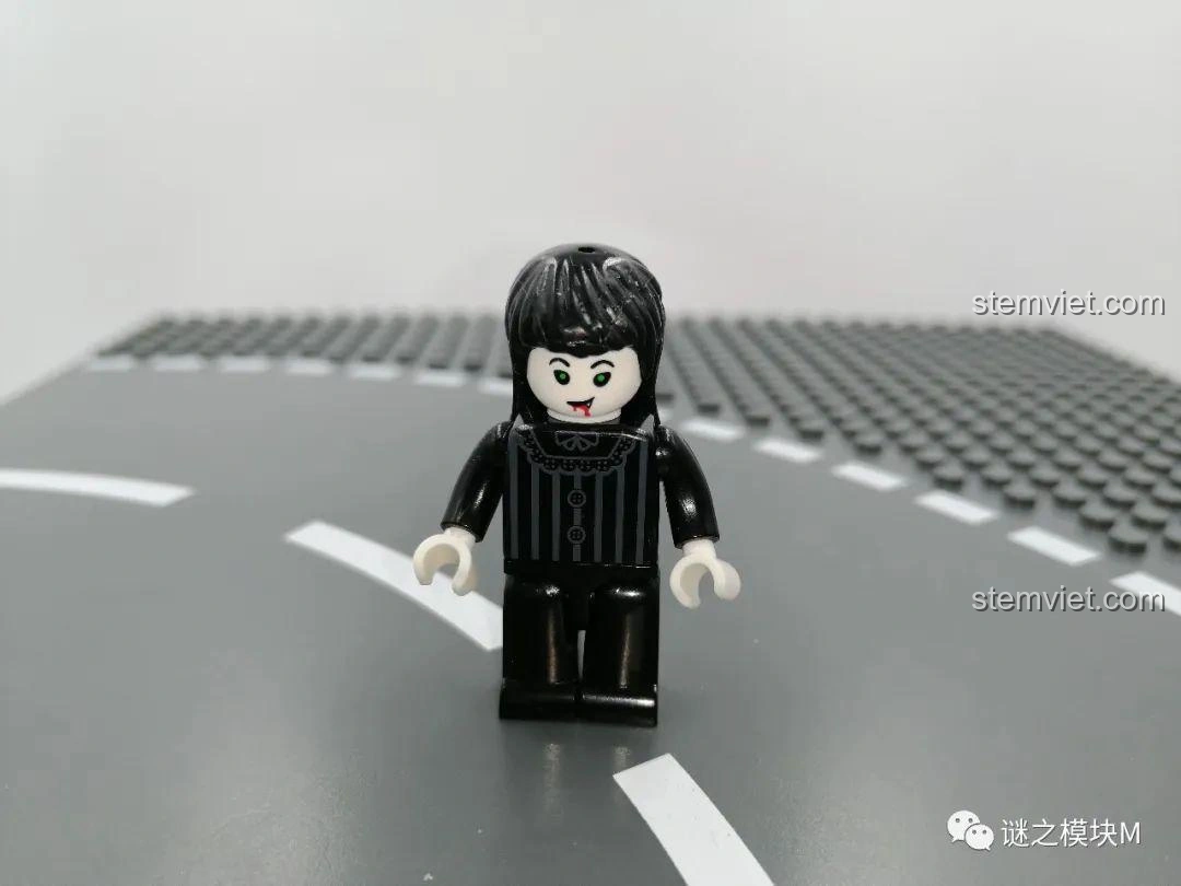 Minifigure Nữ Ma trong bộ lắp ráp SEMBO 605022 Công Viên Xe Lửa Ma Quái Halloween, với tóc đen và trang phục gothic.